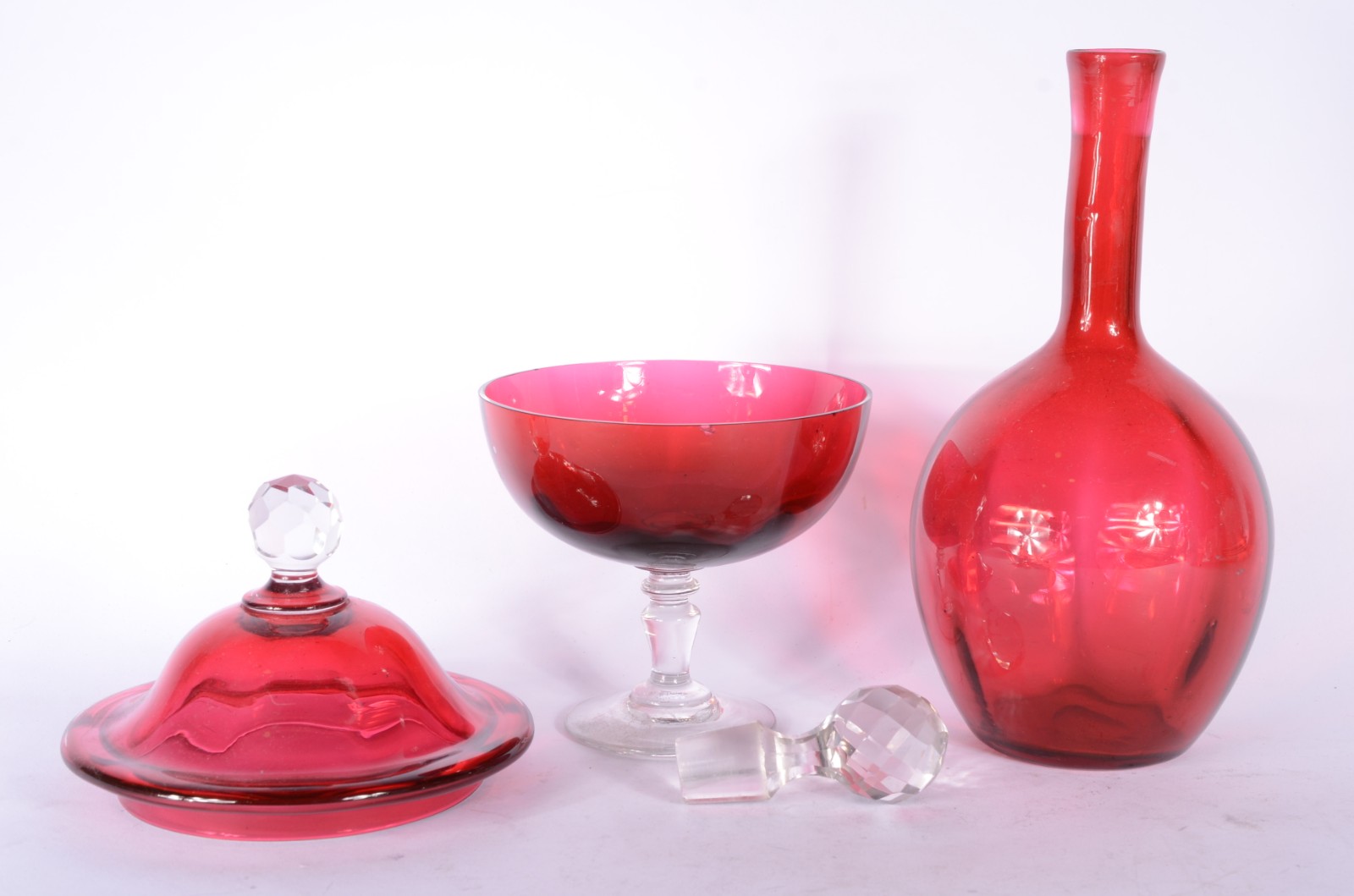 Duas peças, sendo: licoreira e compoteira de vidro vermelho... - foto 2 de 8