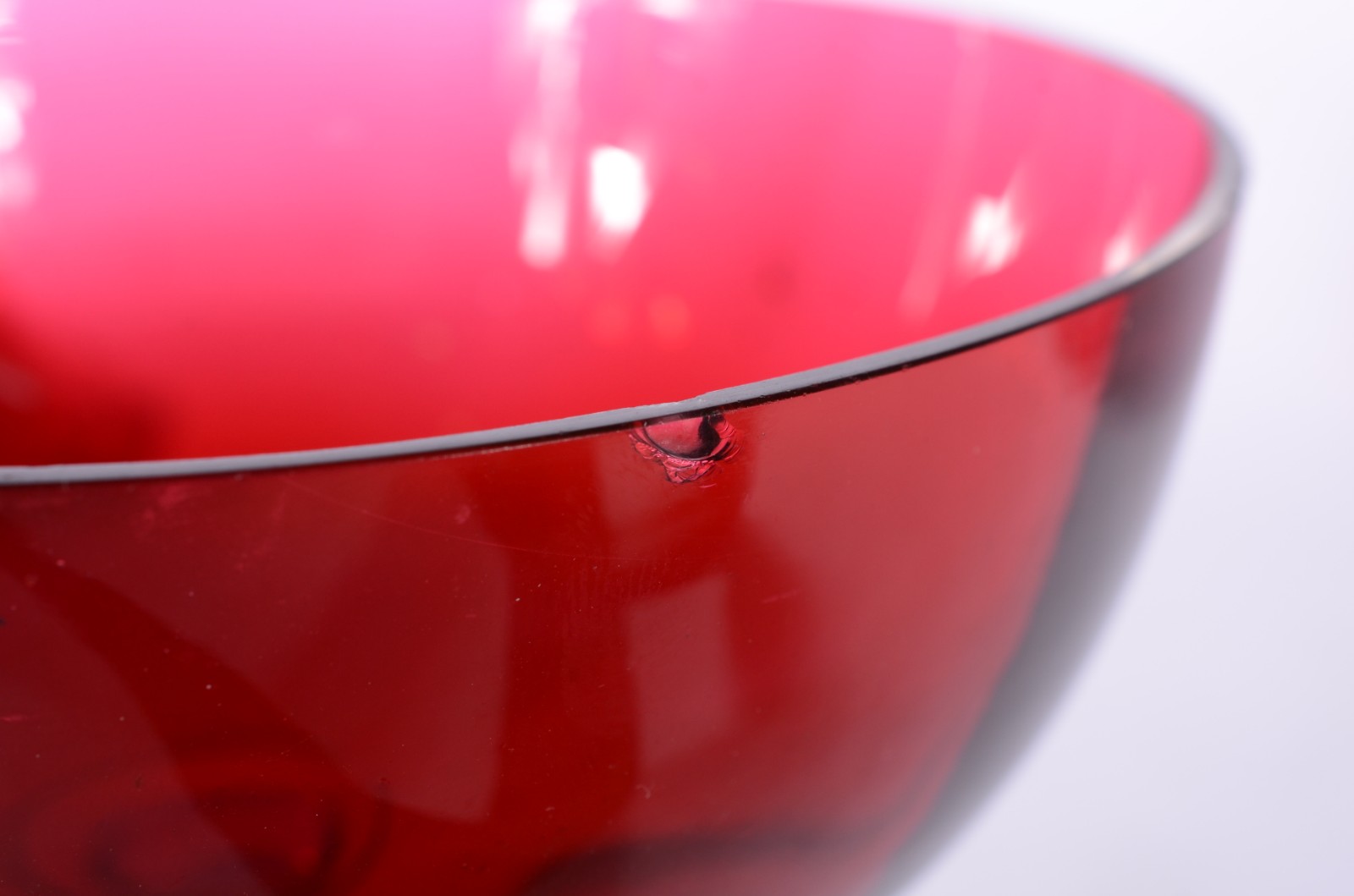 Duas peças, sendo: licoreira e compoteira de vidro vermelho... - foto 5 de 8