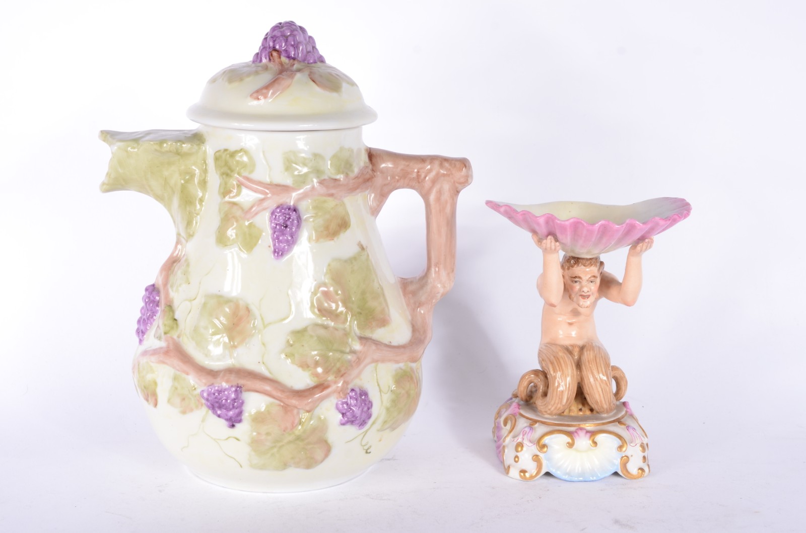 Duas peças de porcelana, sendo: bule decorado com cachos de uvas e... - foto 1 de 11