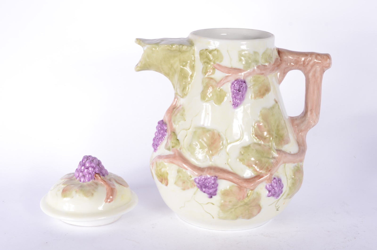 Duas peças de porcelana, sendo: bule decorado com cachos de uvas e... - foto 2 de 11