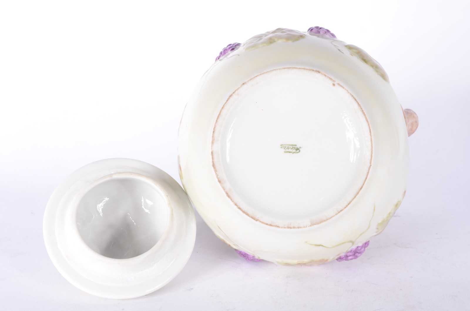 Duas peças de porcelana, sendo: bule decorado com cachos de uvas e... - foto 5 de 11
