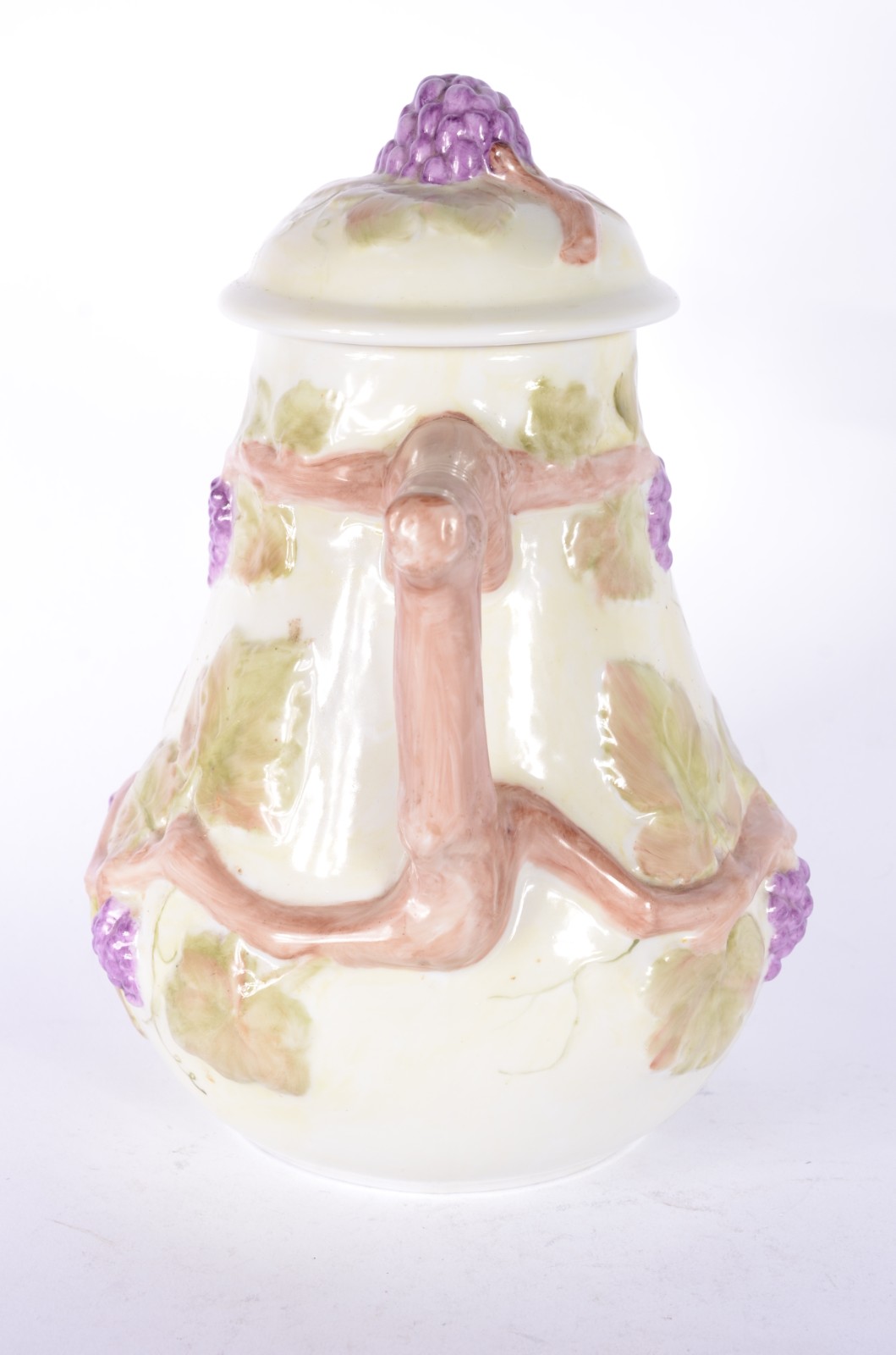 Duas peças de porcelana, sendo: bule decorado com cachos de uvas e... - foto 7 de 11