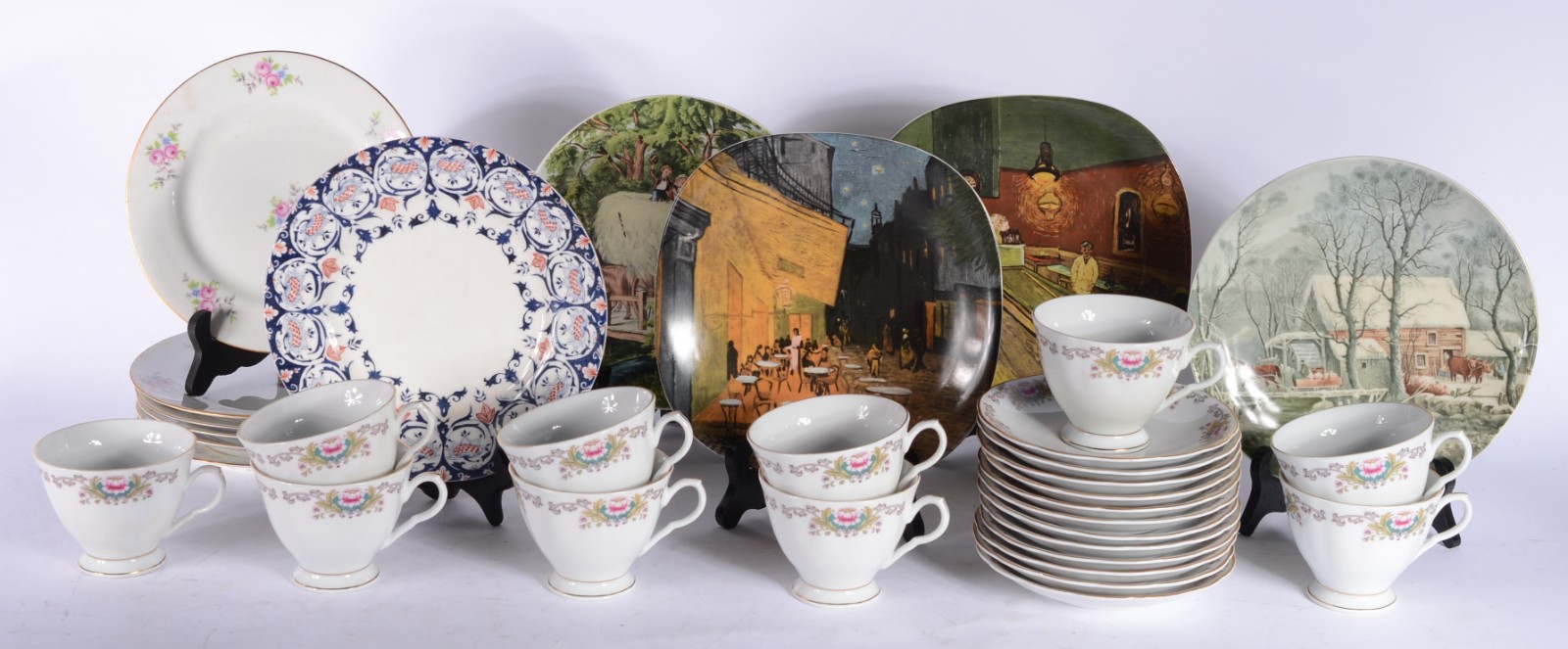 Diversas peças de porcelana, sendo: 10 xícaras de chá com pires; 5... - foto 1 de 11