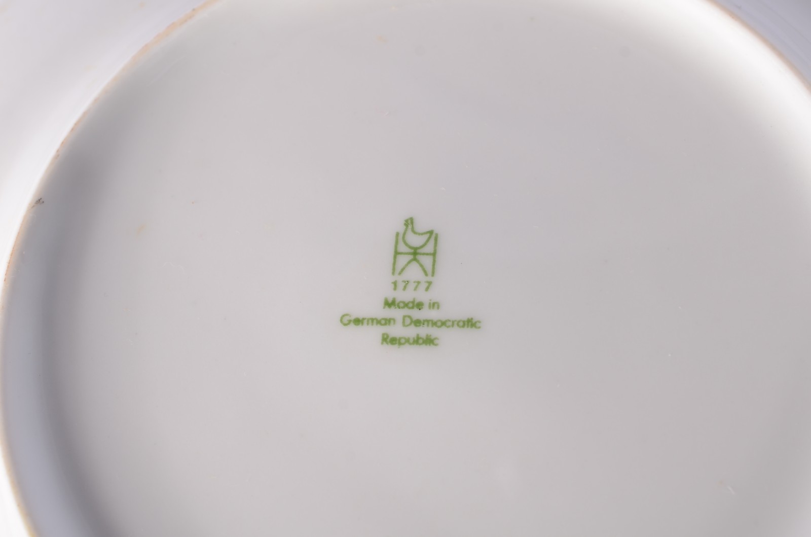 Diversas peças de porcelana, sendo: 10 xícaras de chá com pires; 5... - foto 8 de 11
