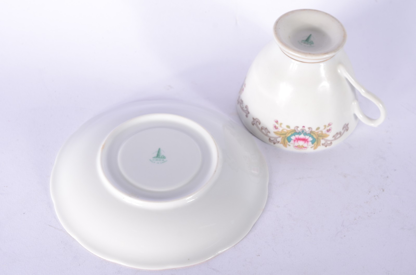 Diversas peças de porcelana, sendo: 10 xícaras de chá com pires; 5... - foto 10 de 11