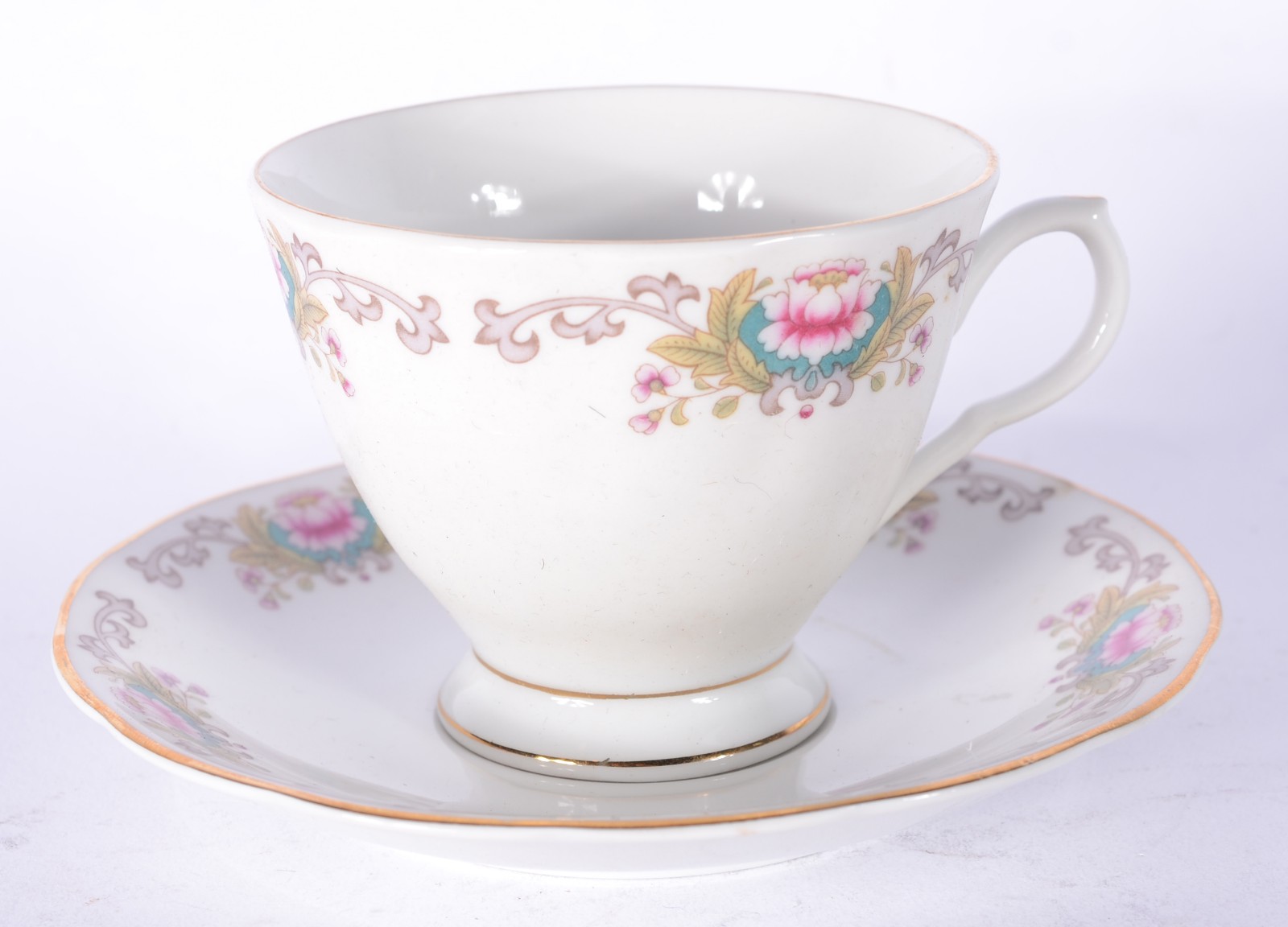 Diversas peças de porcelana, sendo: 10 xícaras de chá com pires; 5... - foto 11 de 11