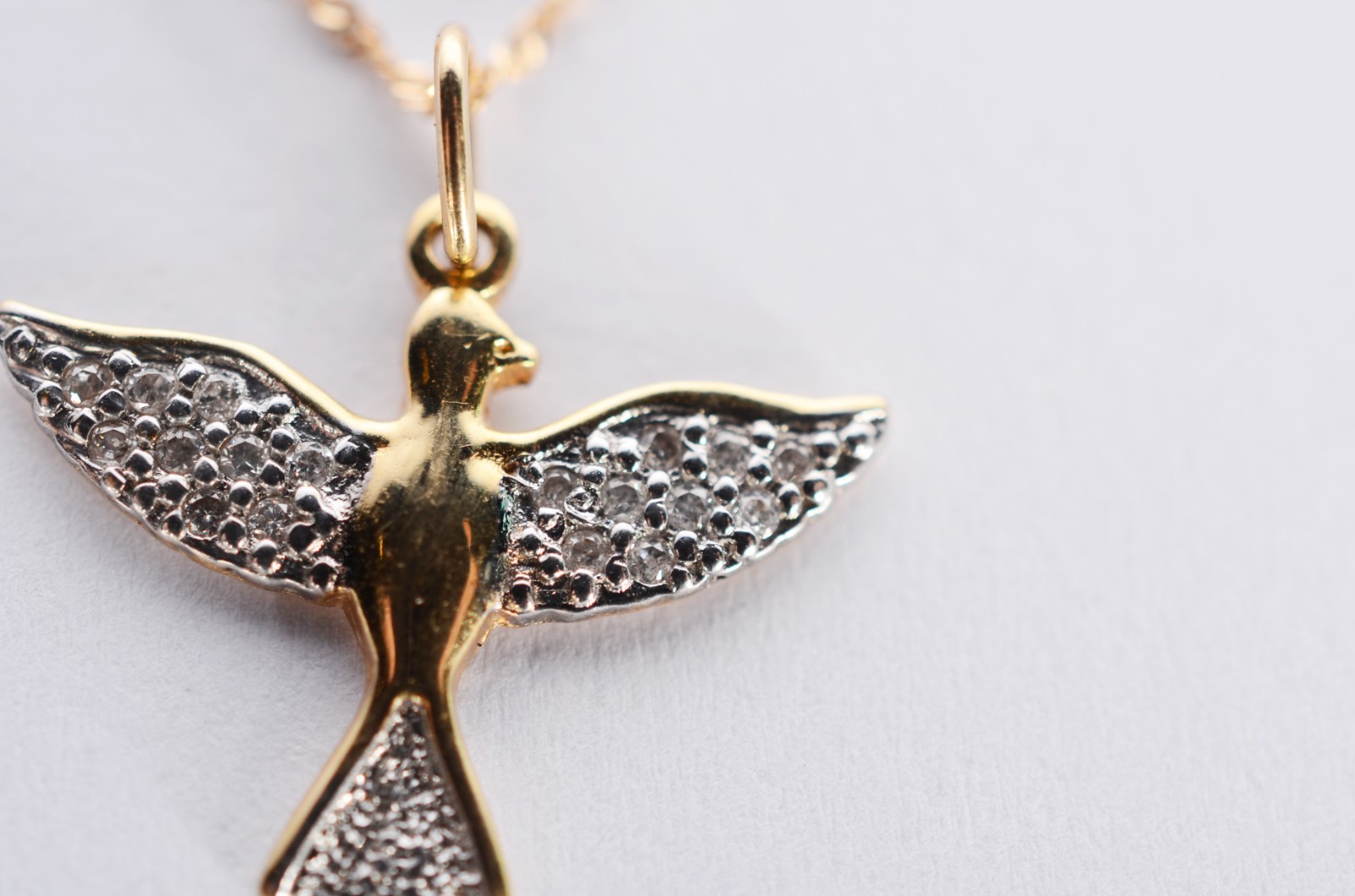 Colar com pendente "Pomba da Paz" de ouro 18 k. (Por motivos de... - foto 3 de 8