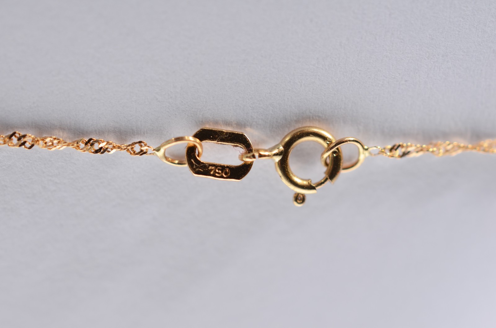 Colar com pendente "Pomba da Paz" de ouro 18 k. (Por motivos de... - foto 5 de 8