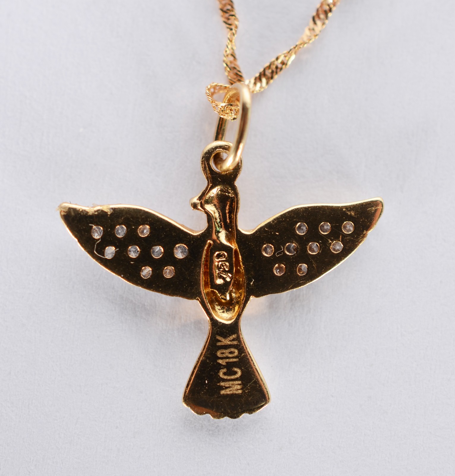 Colar com pendente "Pomba da Paz" de ouro 18 k. (Por motivos de... - foto 7 de 8