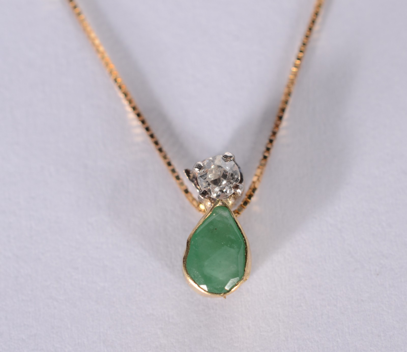 Colar com pendente feitio gota com esmeralda de ouro 18 k. (Por... - foto 1 de 6