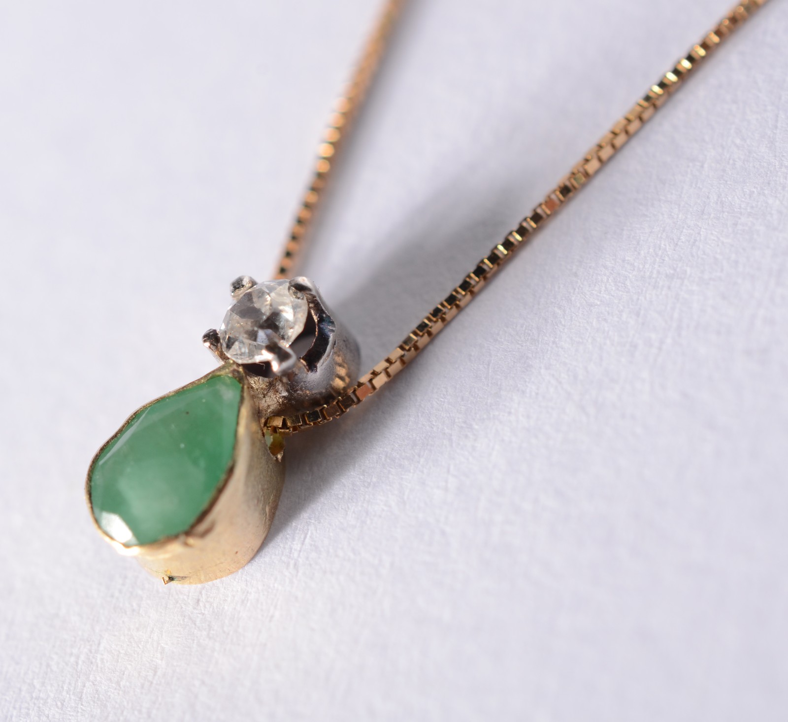 Colar com pendente feitio gota com esmeralda de ouro 18 k. (Por... - foto 2 de 6