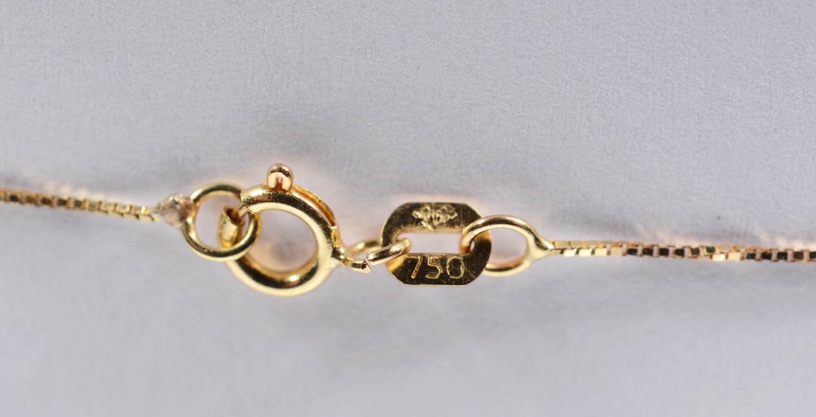 Colar com pendente feitio gota com esmeralda de ouro 18 k. (Por... - foto 4 de 6