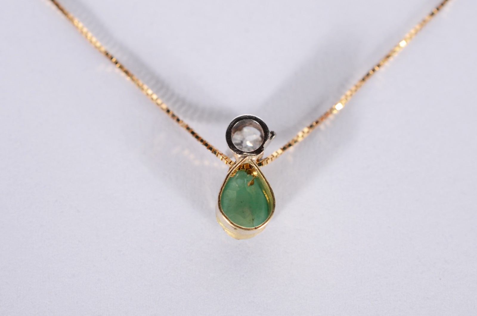 Colar com pendente feitio gota com esmeralda de ouro 18 k. (Por... - foto 5 de 6