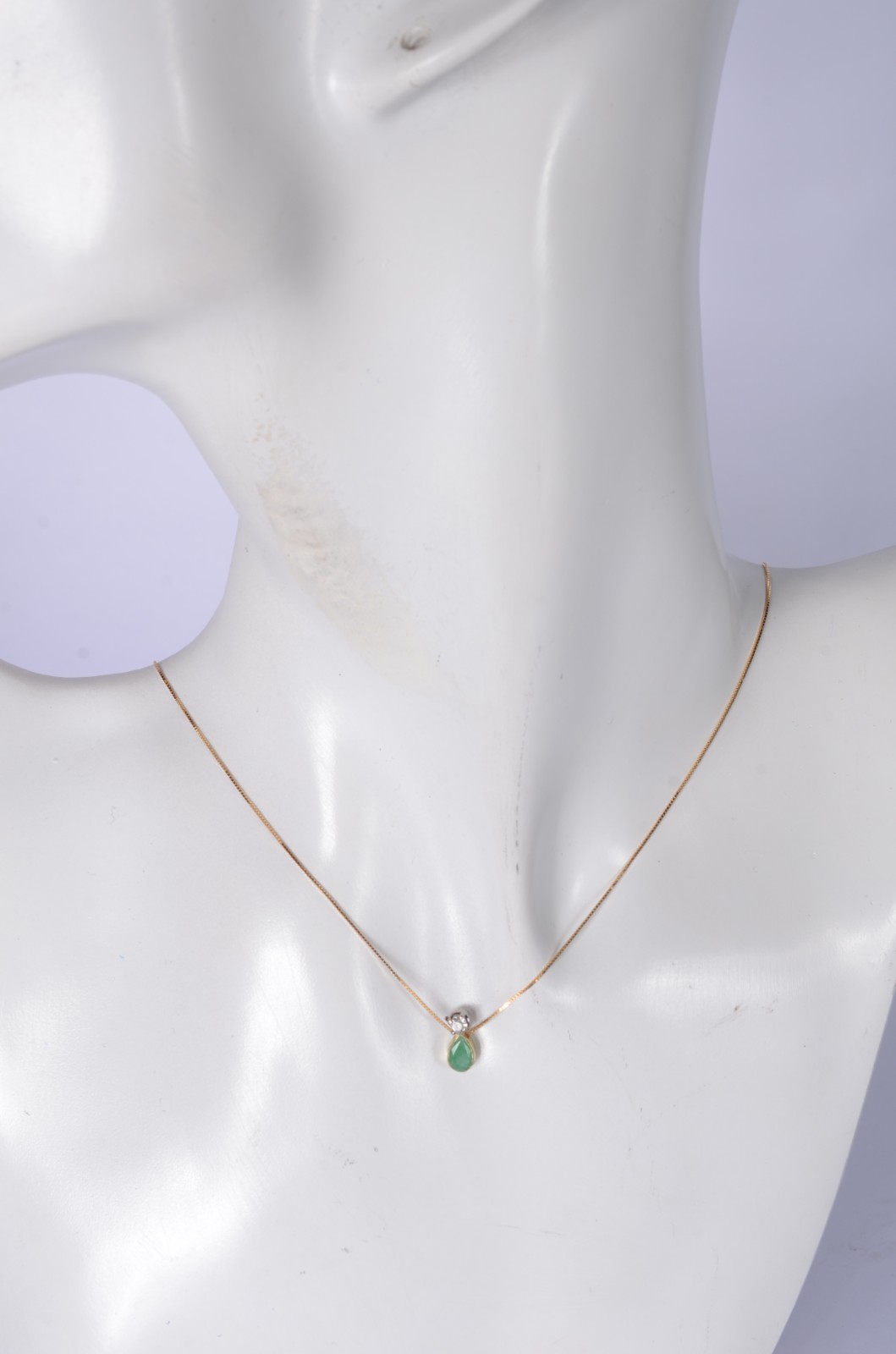 Colar com pendente feitio gota com esmeralda de ouro 18 k. (Por... - foto 6 de 6