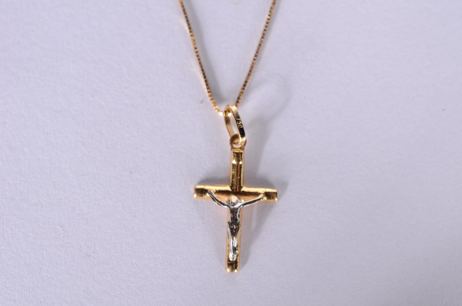 Colar com pendente feitio cruz de ouro 18 k. (Por motivos de... - foto 1 de 7
