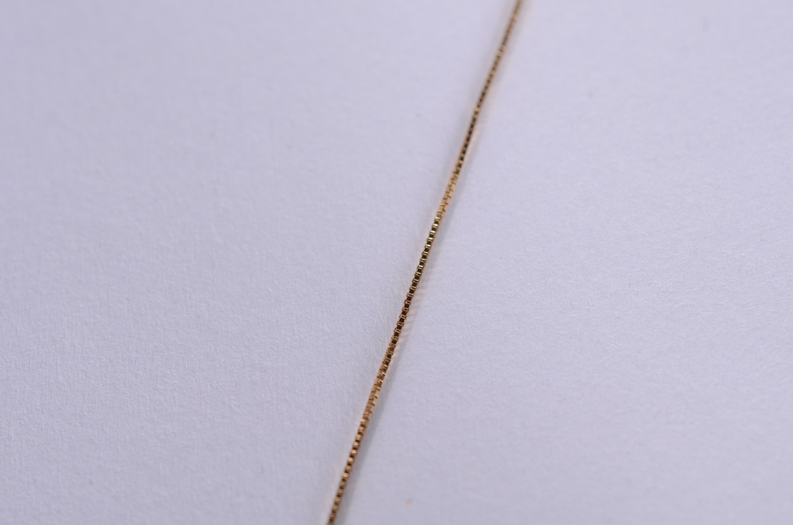 Colar com pendente feitio cruz de ouro 18 k. (Por motivos de... - foto 2 de 7