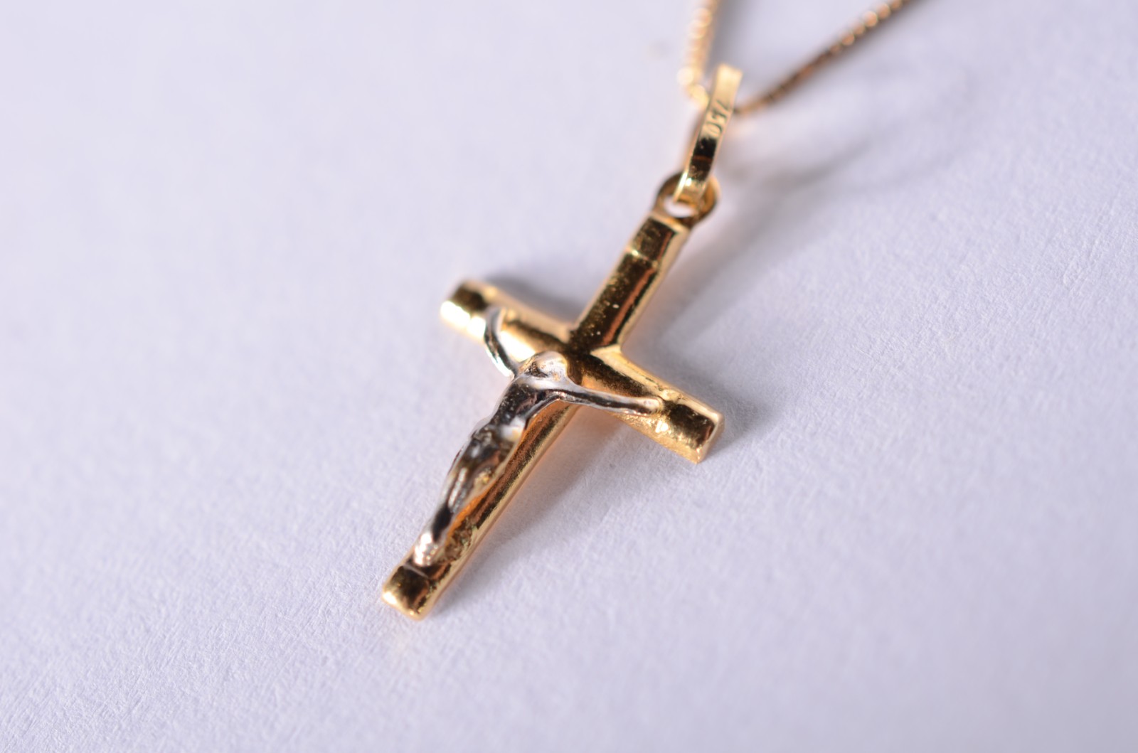 Colar com pendente feitio cruz de ouro 18 k. (Por motivos de... - foto 3 de 7