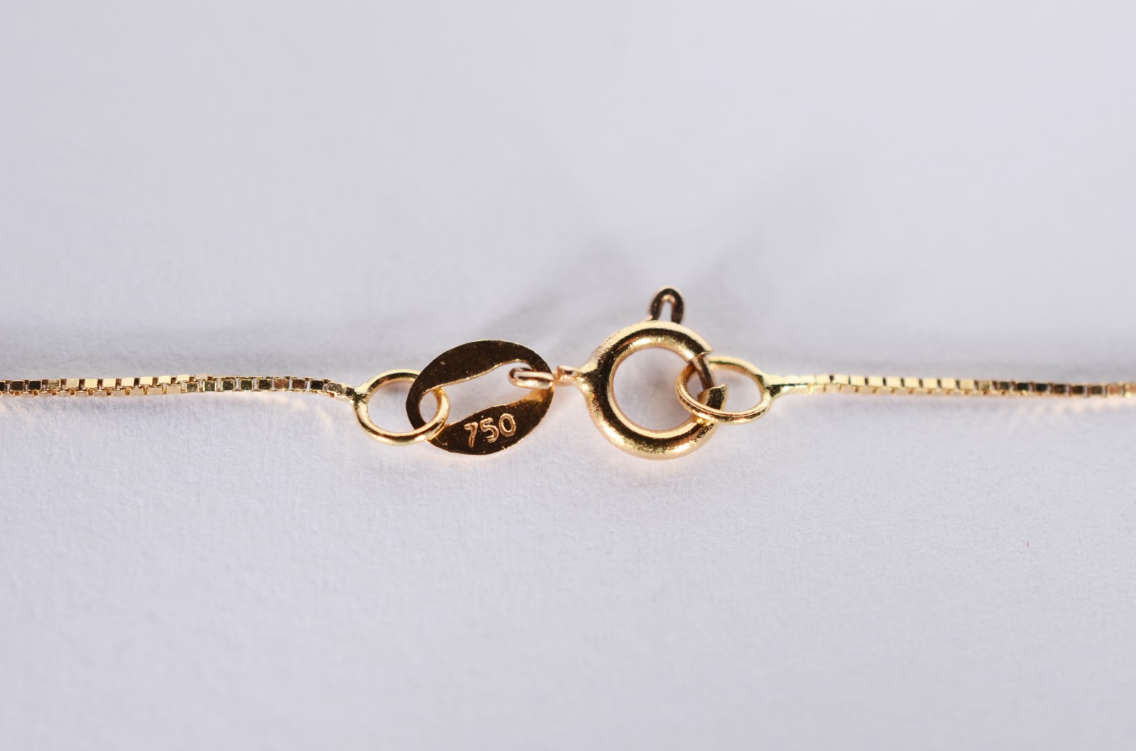 Colar com pendente feitio cruz de ouro 18 k. (Por motivos de... - foto 4 de 7