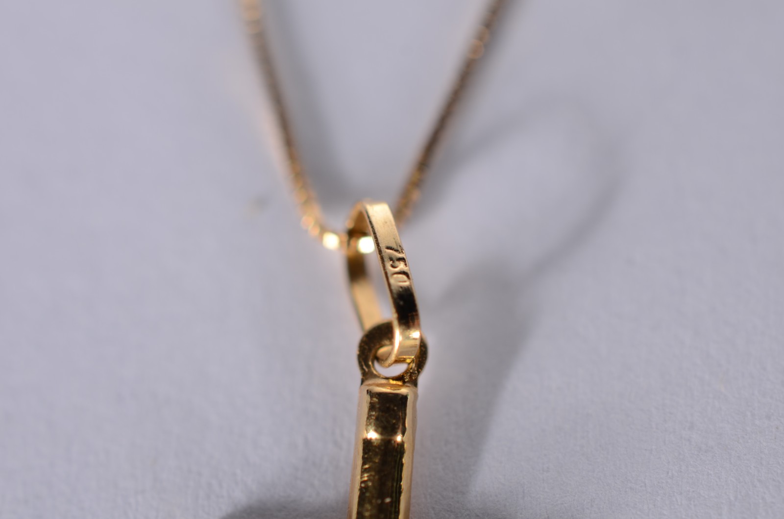 Colar com pendente feitio cruz de ouro 18 k. (Por motivos de... - foto 5 de 7