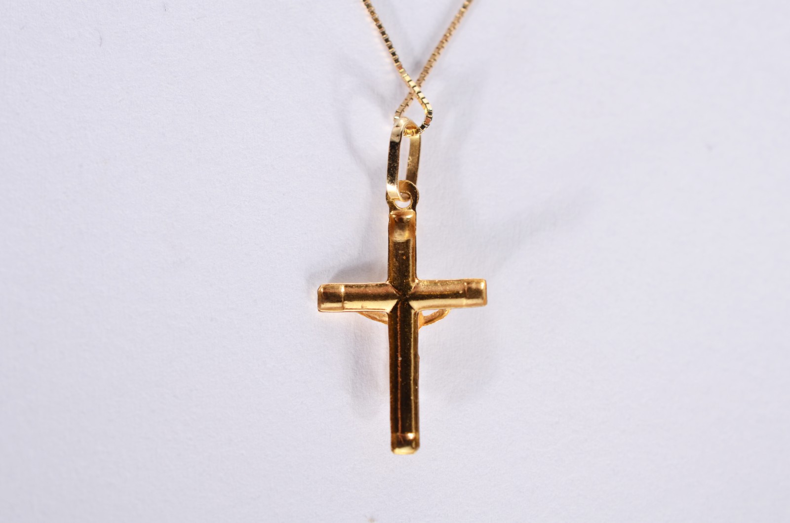Colar com pendente feitio cruz de ouro 18 k. (Por motivos de... - foto 6 de 7