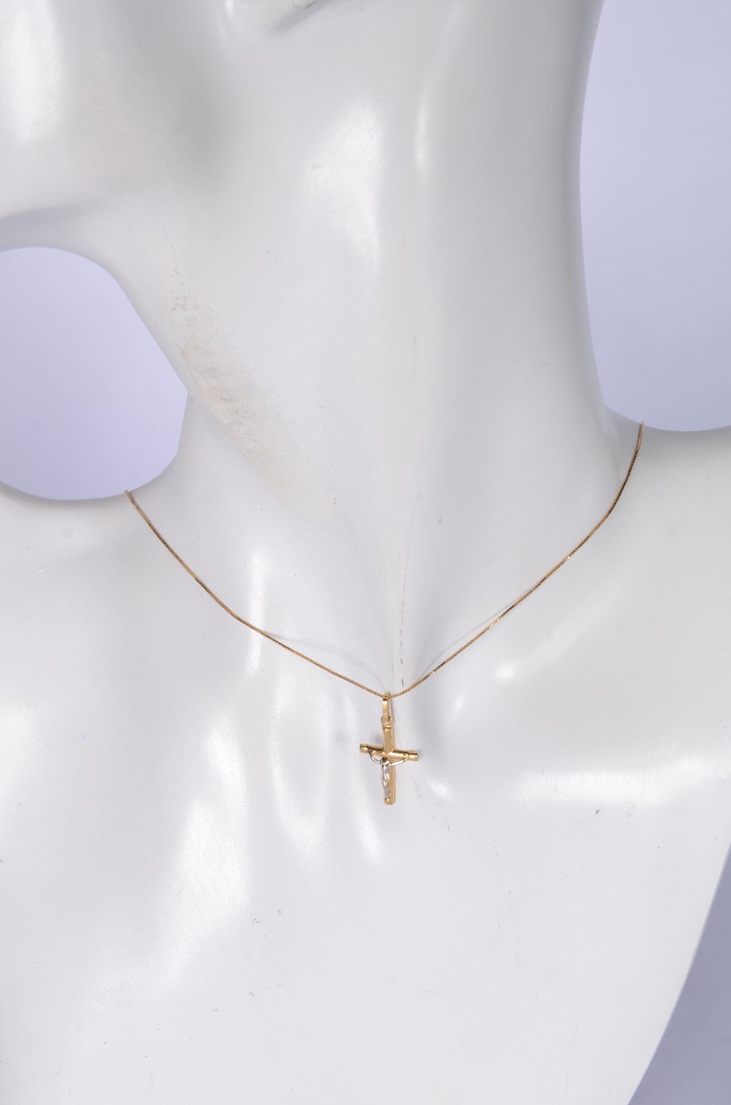 Colar com pendente feitio cruz de ouro 18 k. (Por motivos de... - foto 7 de 7