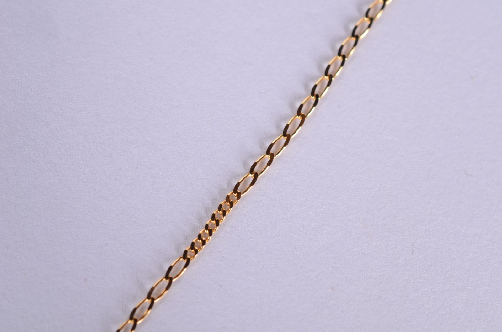 Colar com pendente na forma de mão de Hamsa de ouro 18 k., contraste... - foto 3 de 6