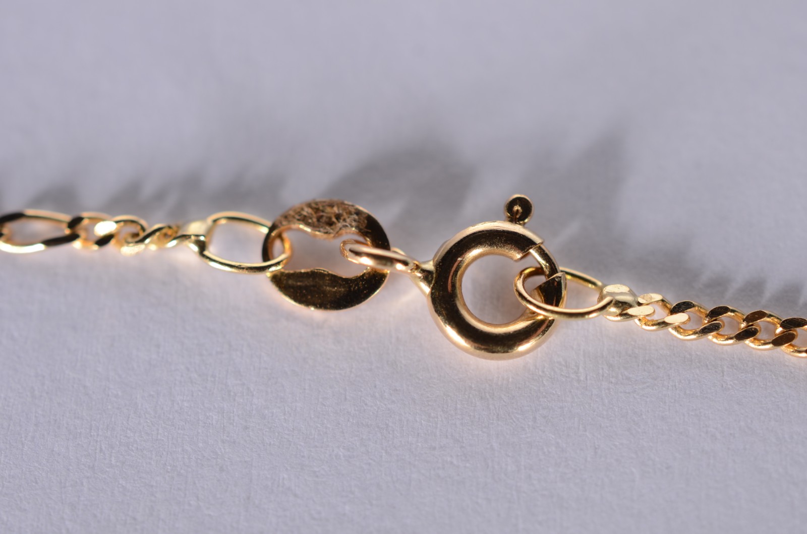 Colar com pendente na forma de mão de Hamsa de ouro 18 k., contraste... - foto 4 de 6
