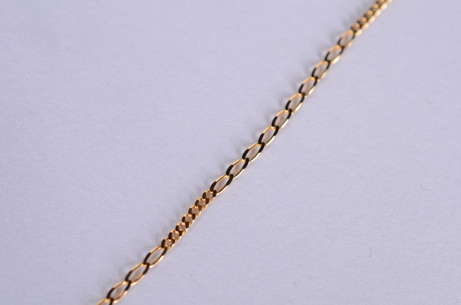 Colar com pendente na forma de mão de Hamsa de ouro 18 k., contraste... - foto 5 de 6