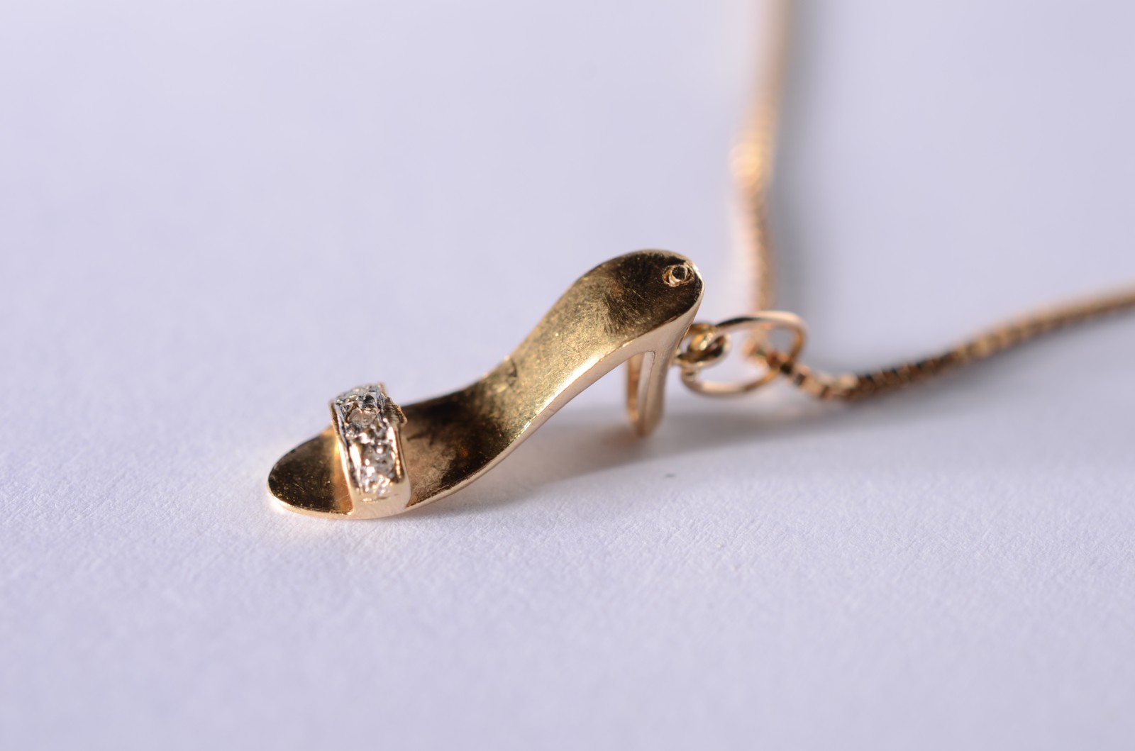 Colar com pendente feitio sapato de ouro 18 k., contraste 750 mls... - foto 2 de 7
