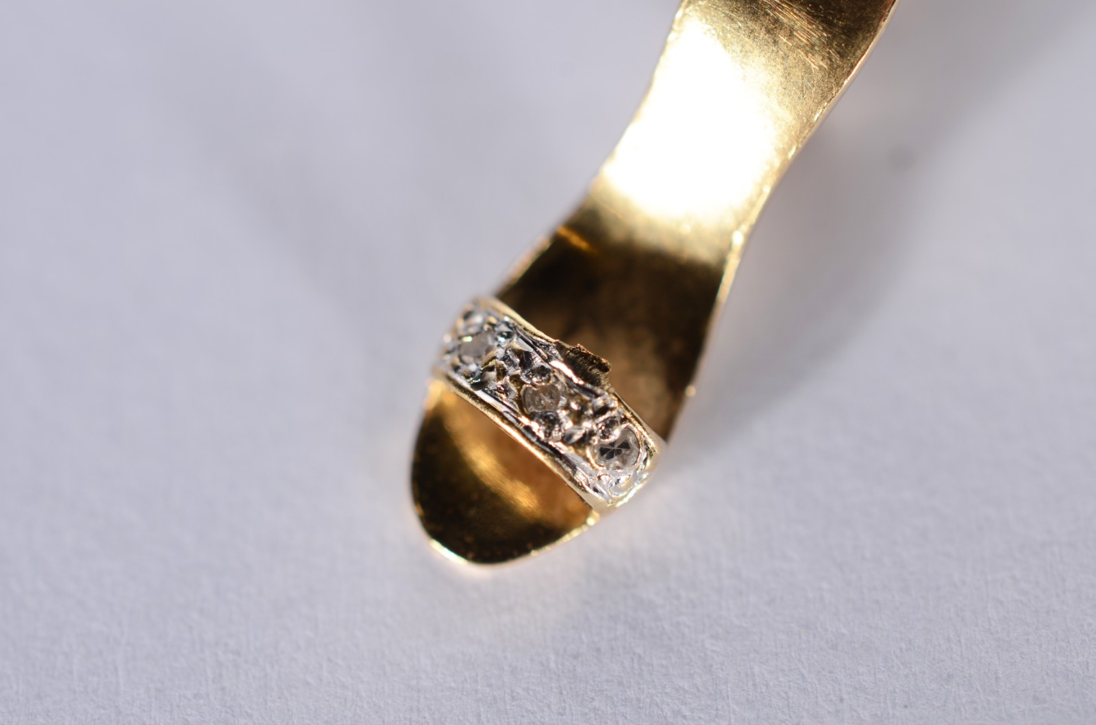 Colar com pendente feitio sapato de ouro 18 k., contraste 750 mls... - foto 3 de 7