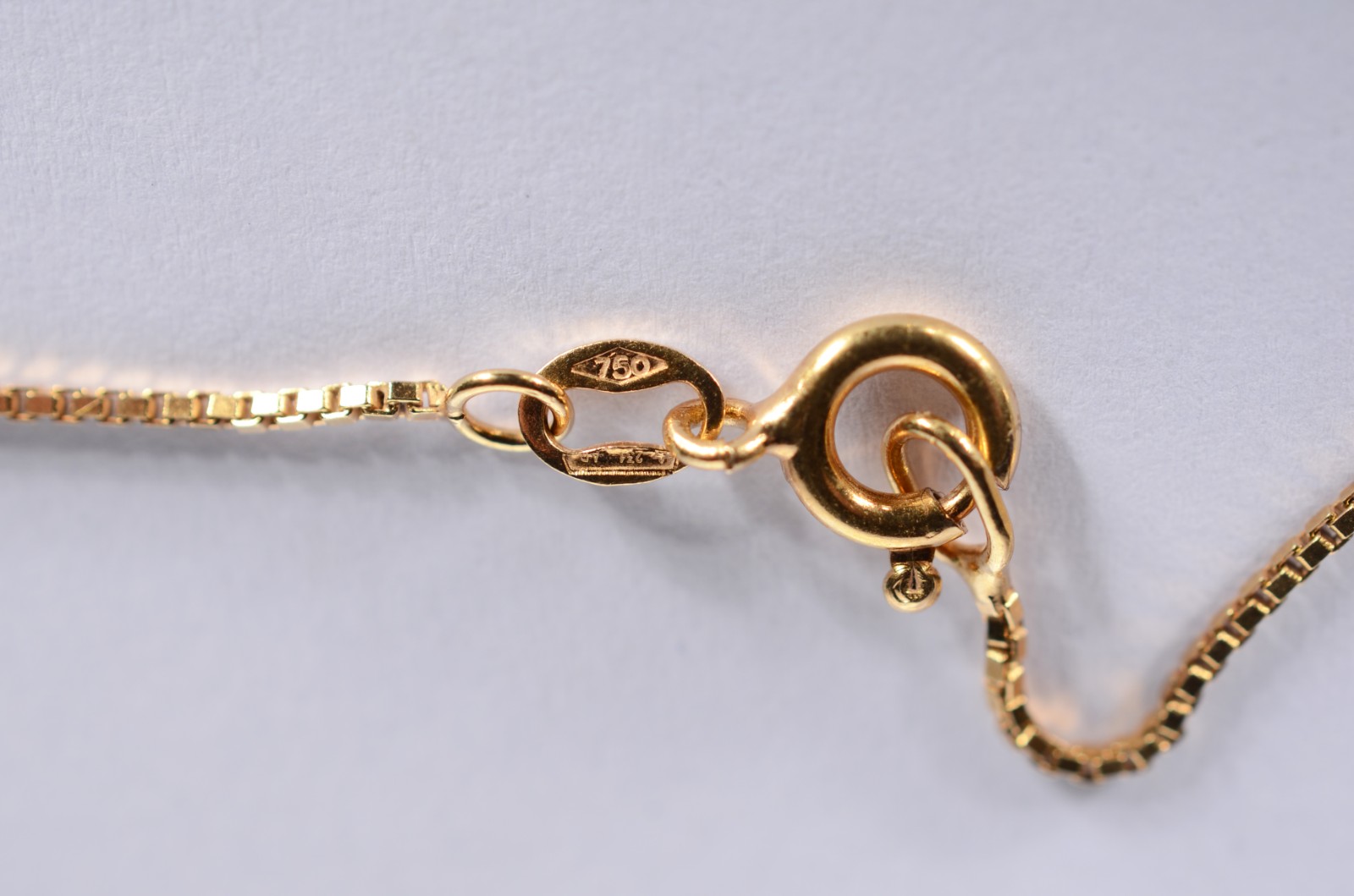 Colar com pendente feitio sapato de ouro 18 k., contraste 750 mls... - foto 5 de 7