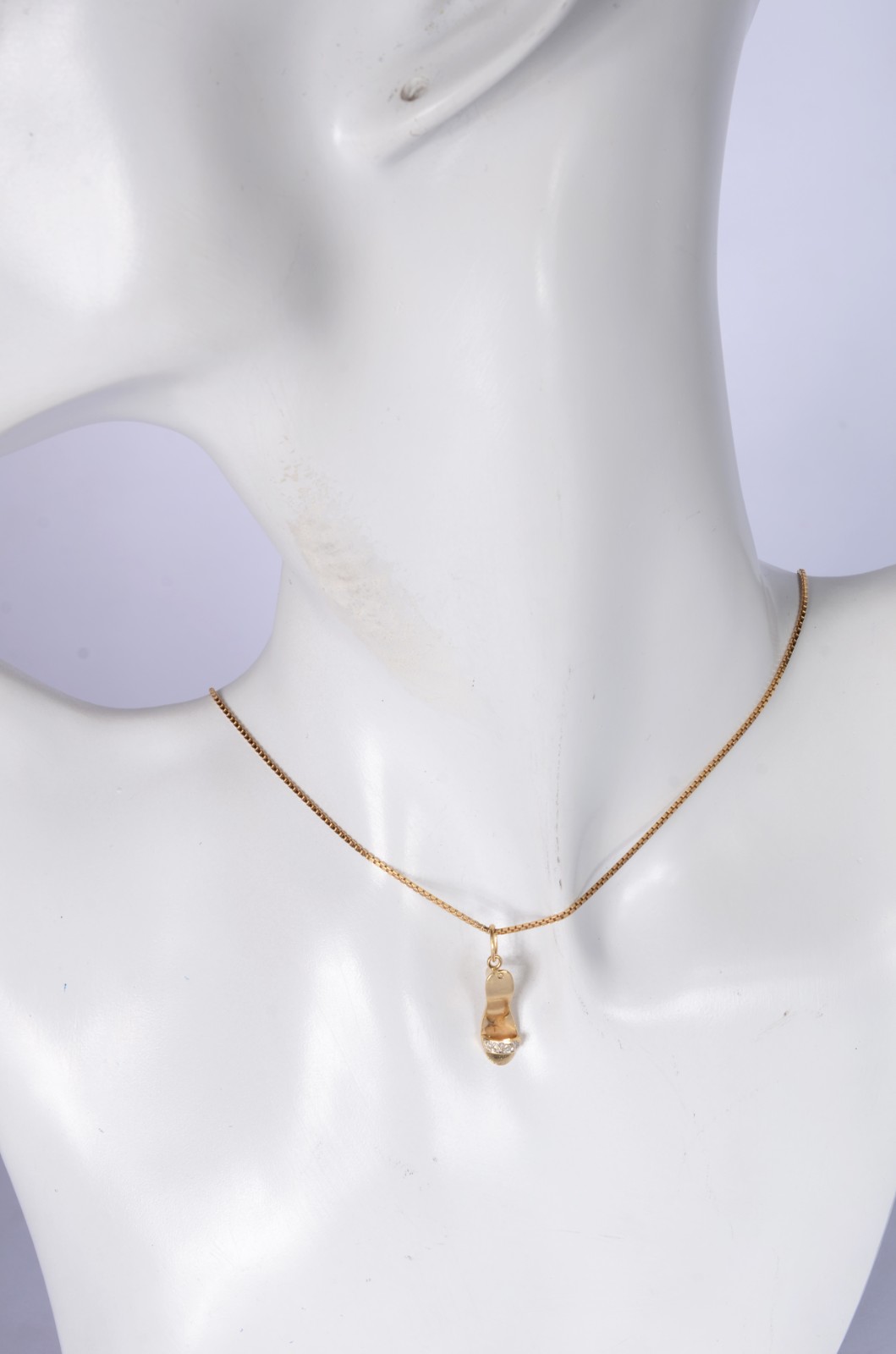 Colar com pendente feitio sapato de ouro 18 k., contraste 750 mls... - foto 7 de 7