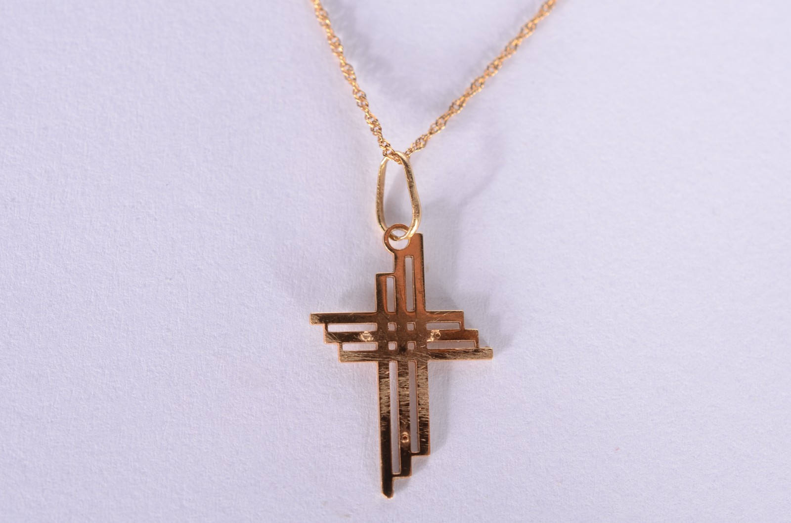 Colar com pendente feitio cruz de ouro 18 k., contraste 750 mls. (Por... - foto 1 de 4