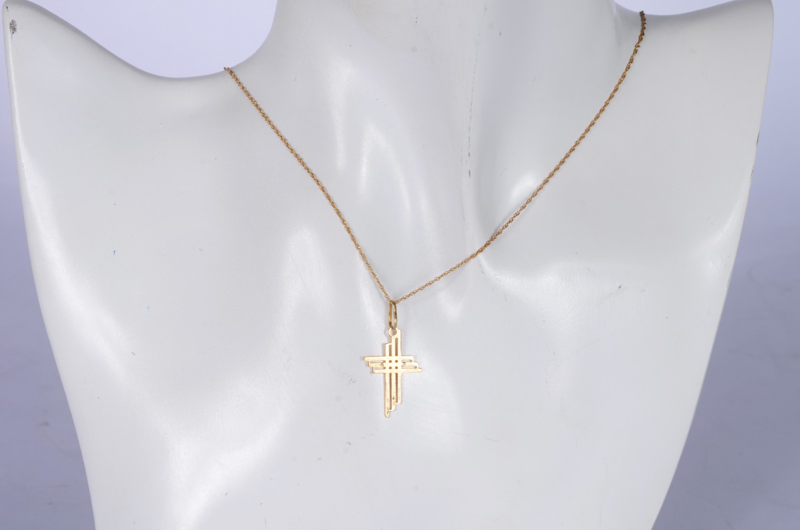 Colar com pendente feitio cruz de ouro 18 k., contraste 750 mls. (Por... - foto 4 de 4