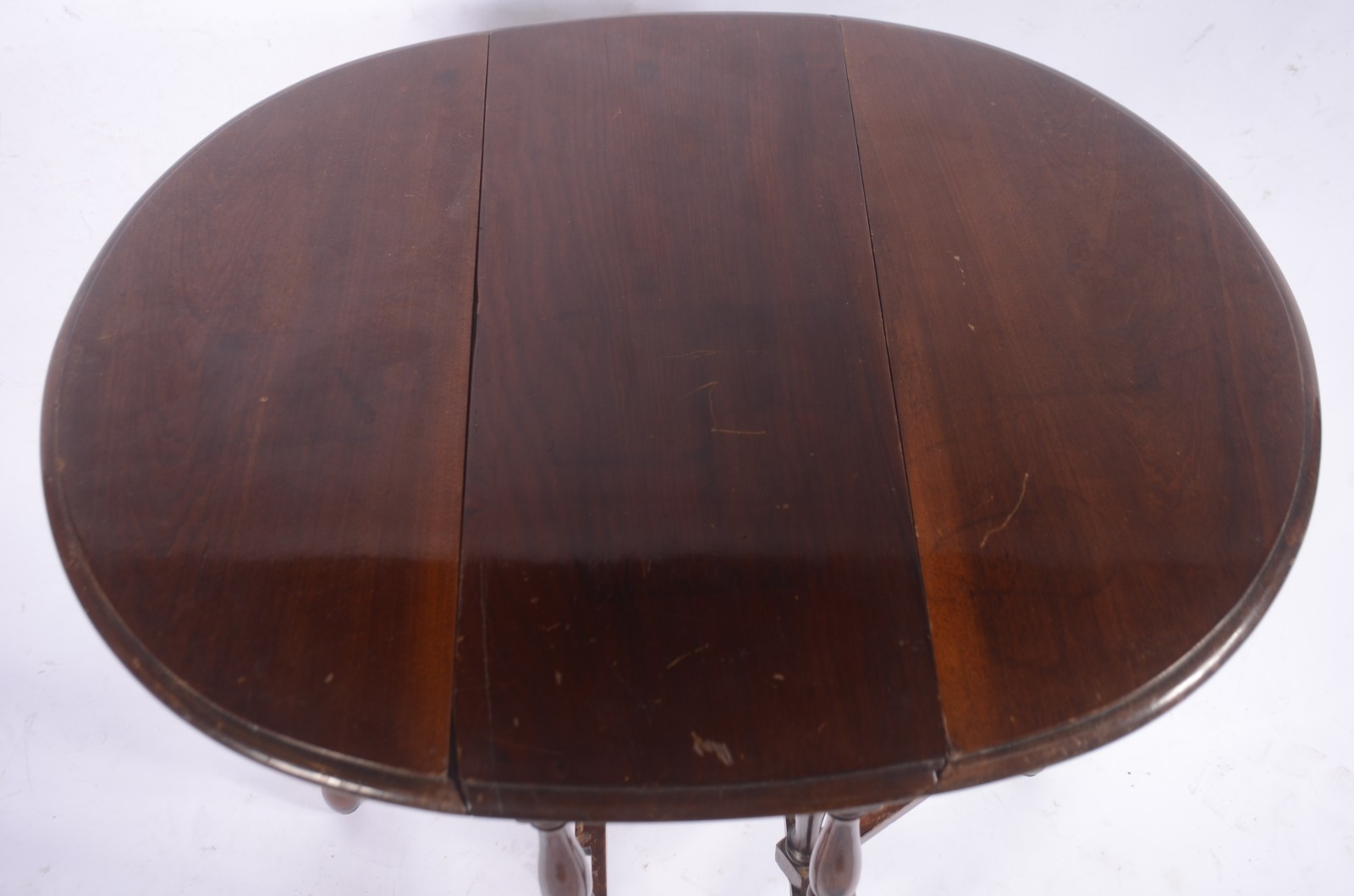 Mesa de madeira nobre com abas laterais e pernas torneadas... - foto 4 de 9