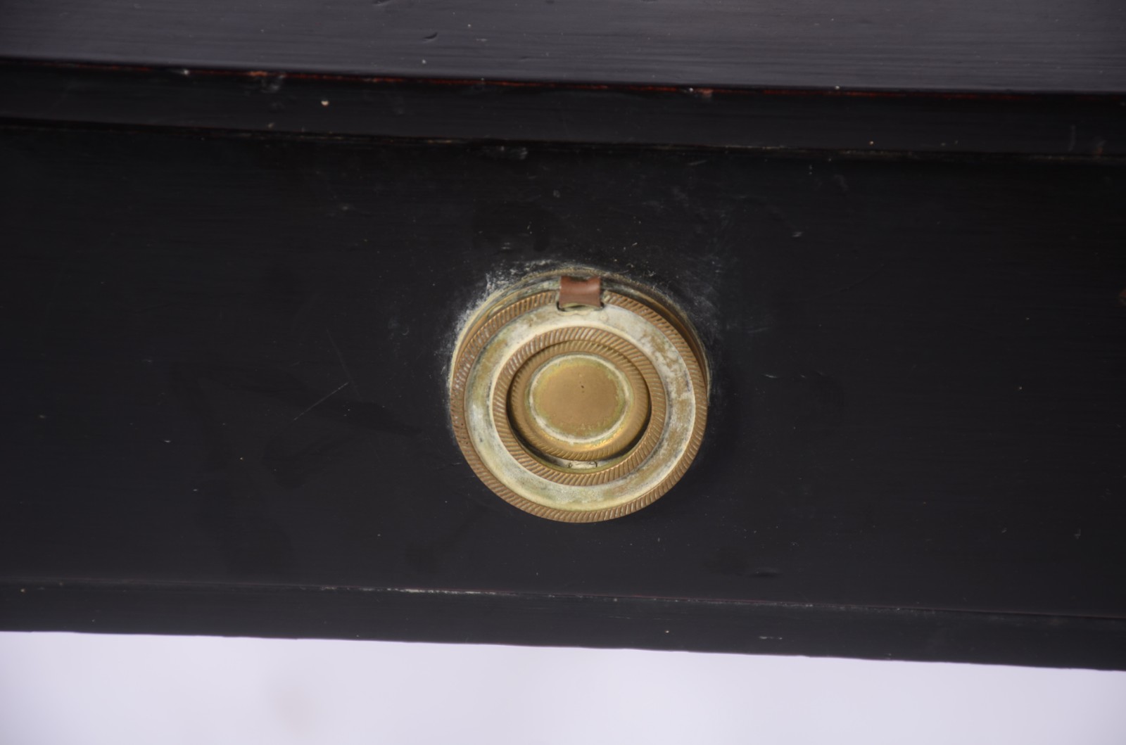Mesa auxiliar de madeira ebanizada, platô inferior com gavetinha... - foto 4 de 11