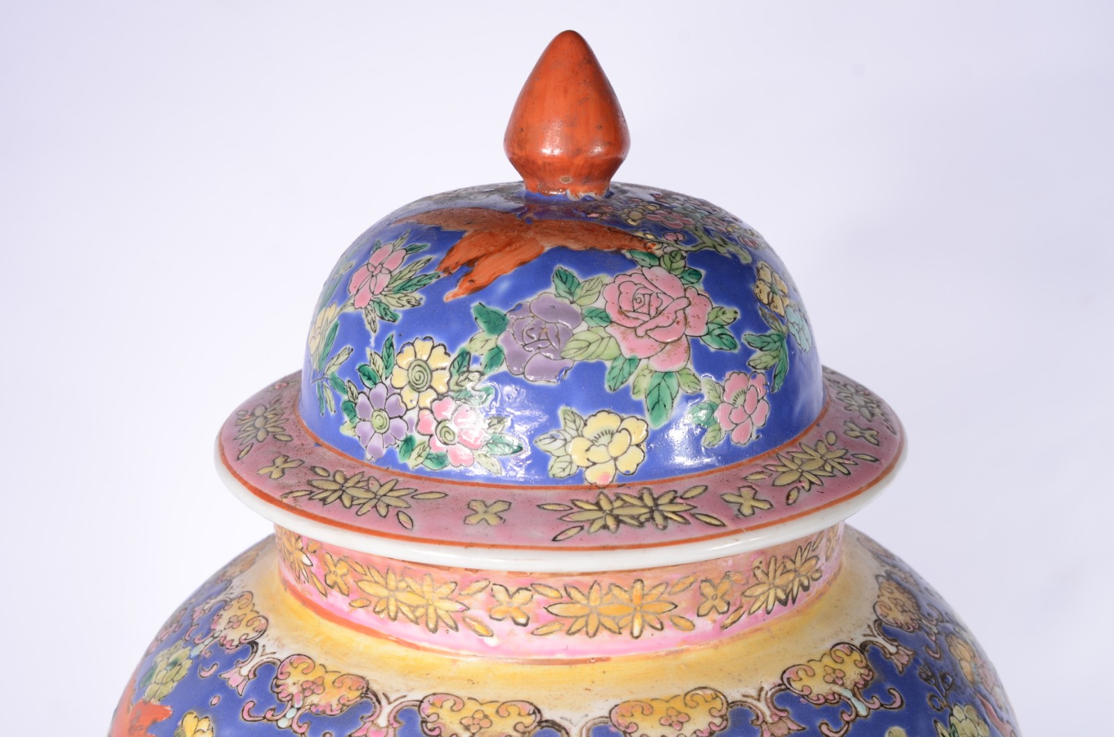 Potiche de porcelana chinesa policromada, base de madeira. - foto 2 de 7