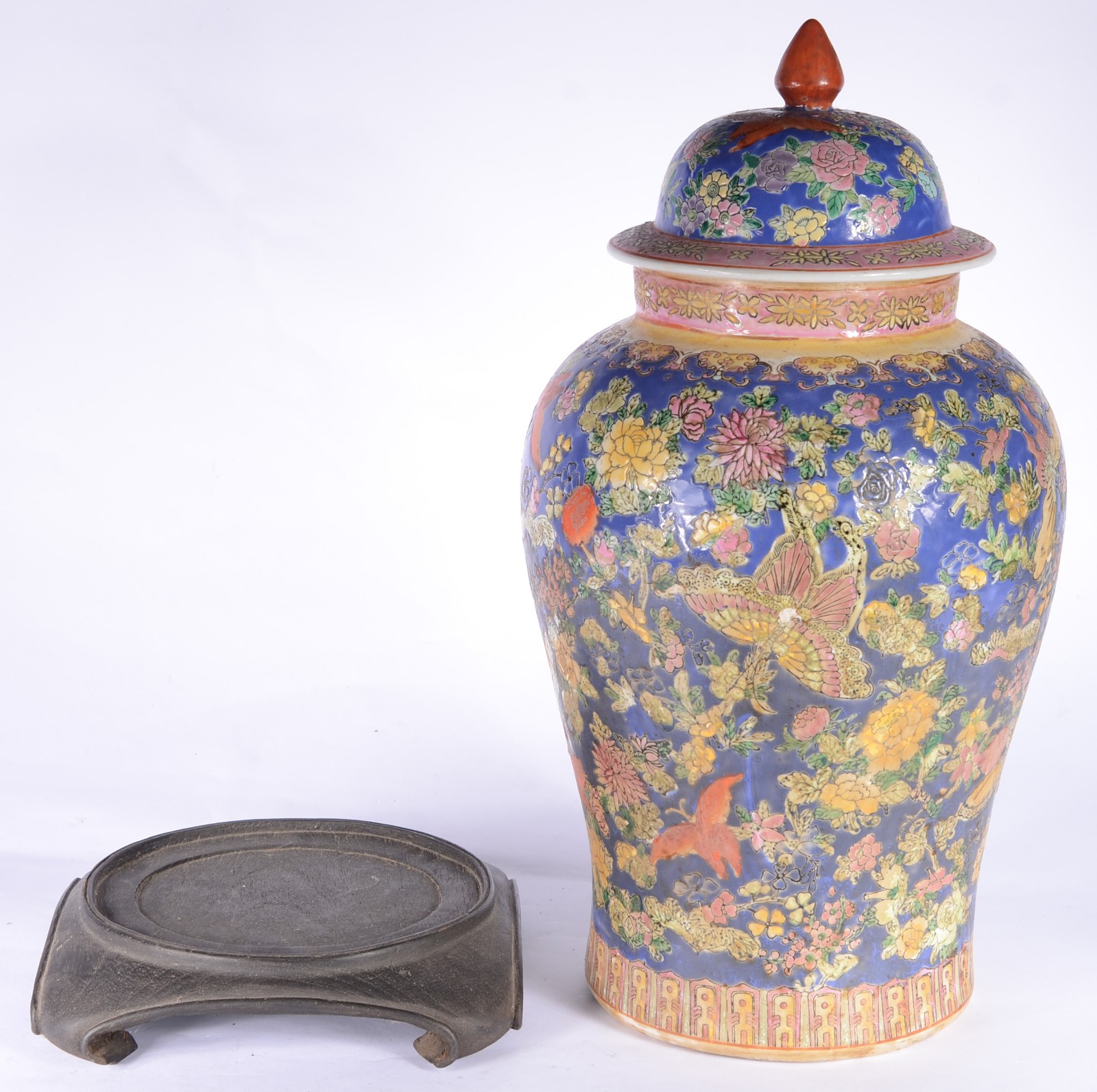Potiche de porcelana chinesa policromada, base de madeira. - foto 4 de 7