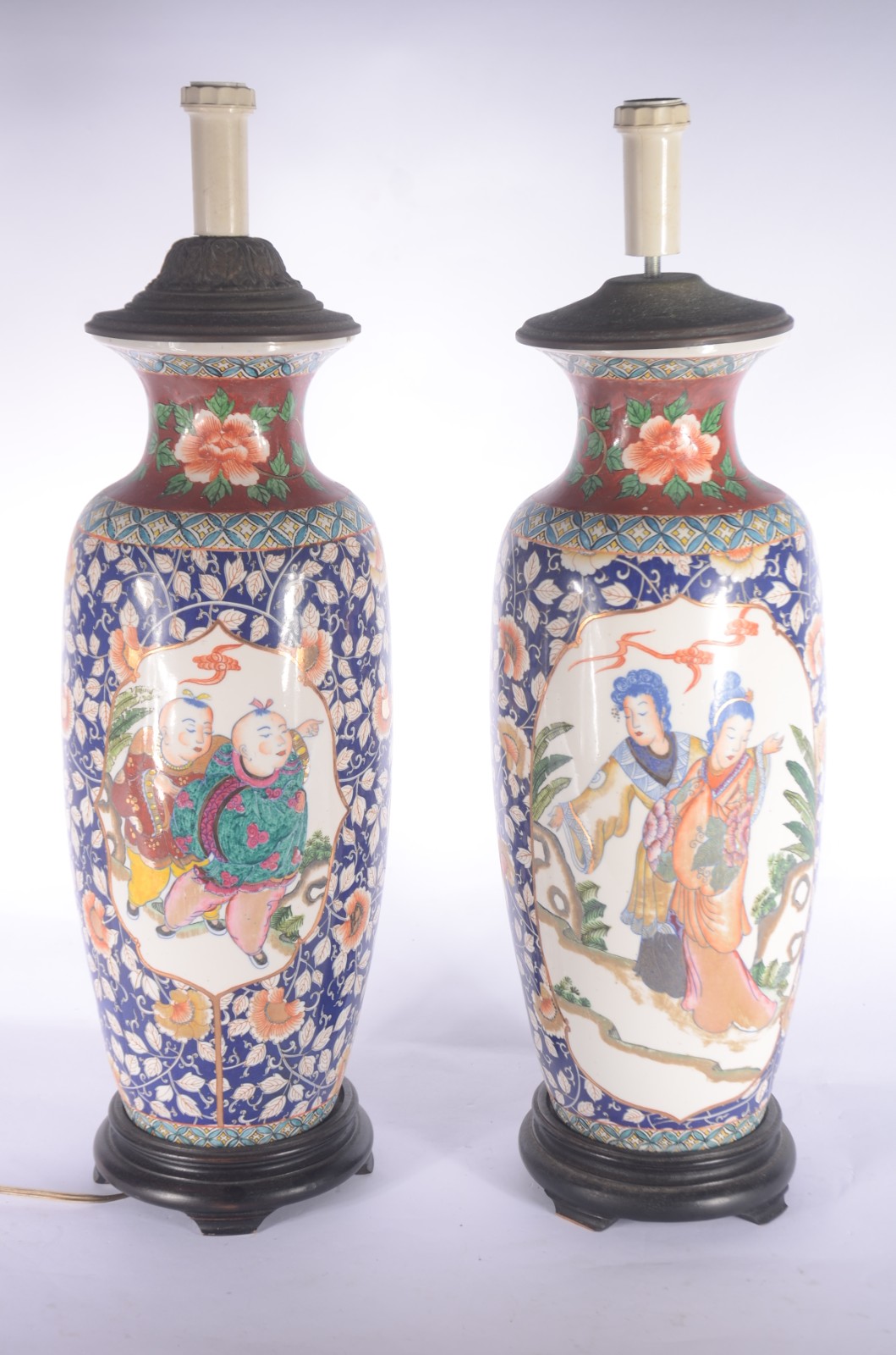 Par de abatjoures de porcelana oriental decorados com figuras típicas... - foto 1 de 4