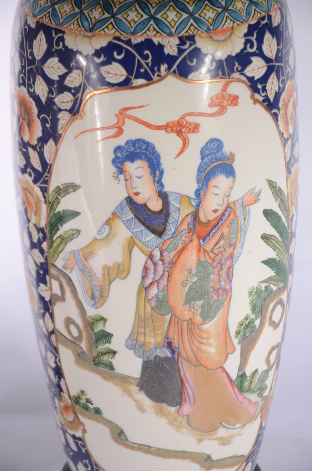 Par de abatjoures de porcelana oriental decorados com figuras típicas... - foto 2 de 4