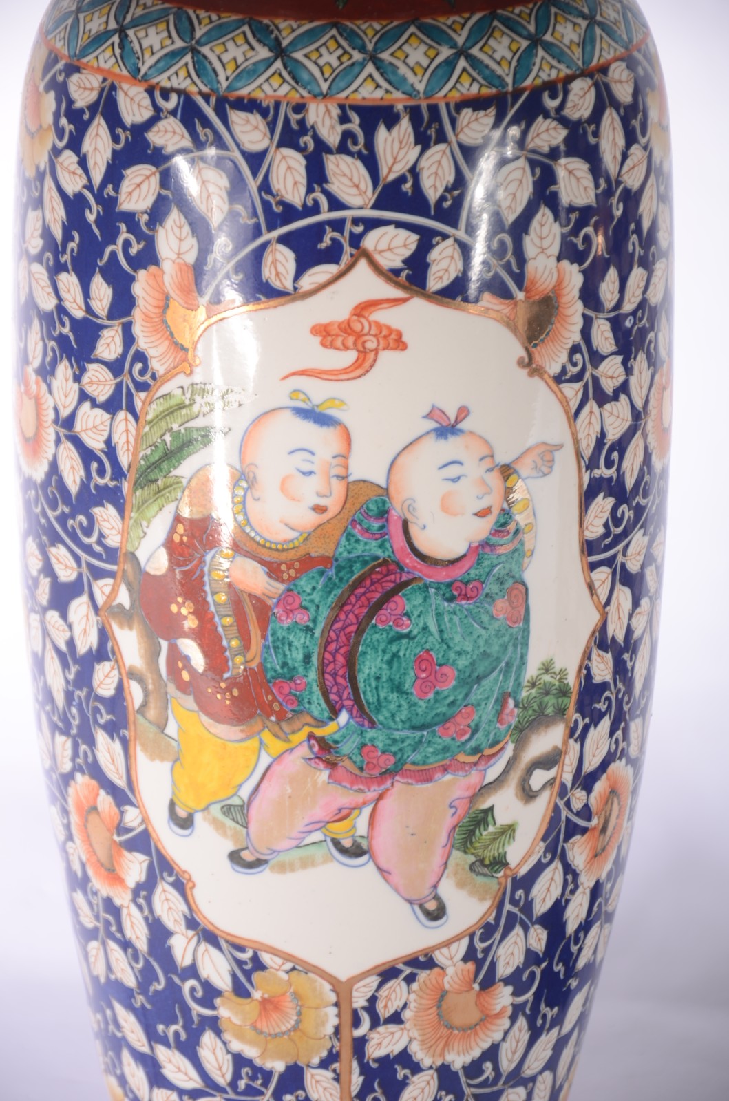 Par de abatjoures de porcelana oriental decorados com figuras típicas... - foto 3 de 4