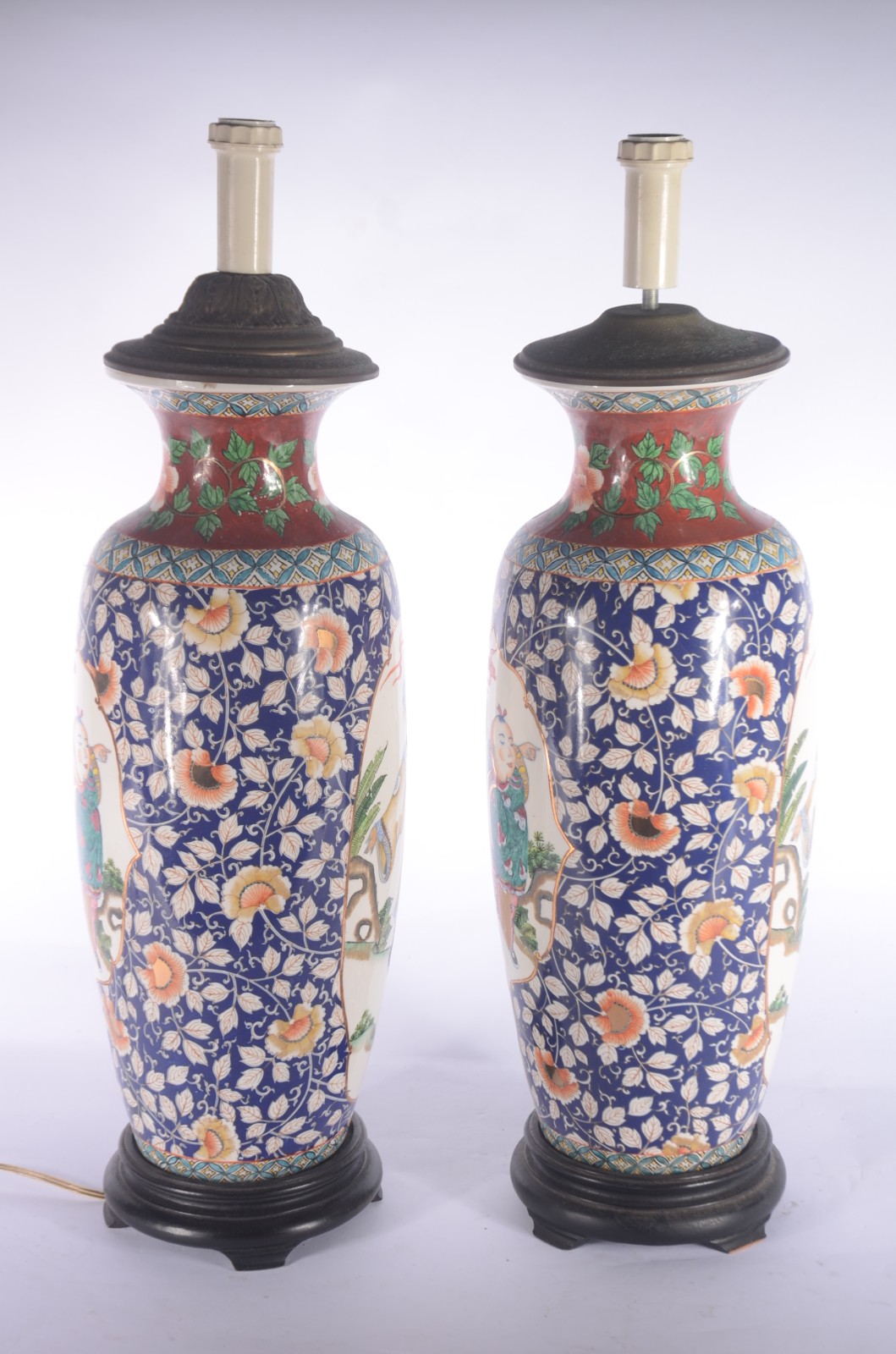Par de abatjoures de porcelana oriental decorados com figuras típicas... - foto 4 de 4