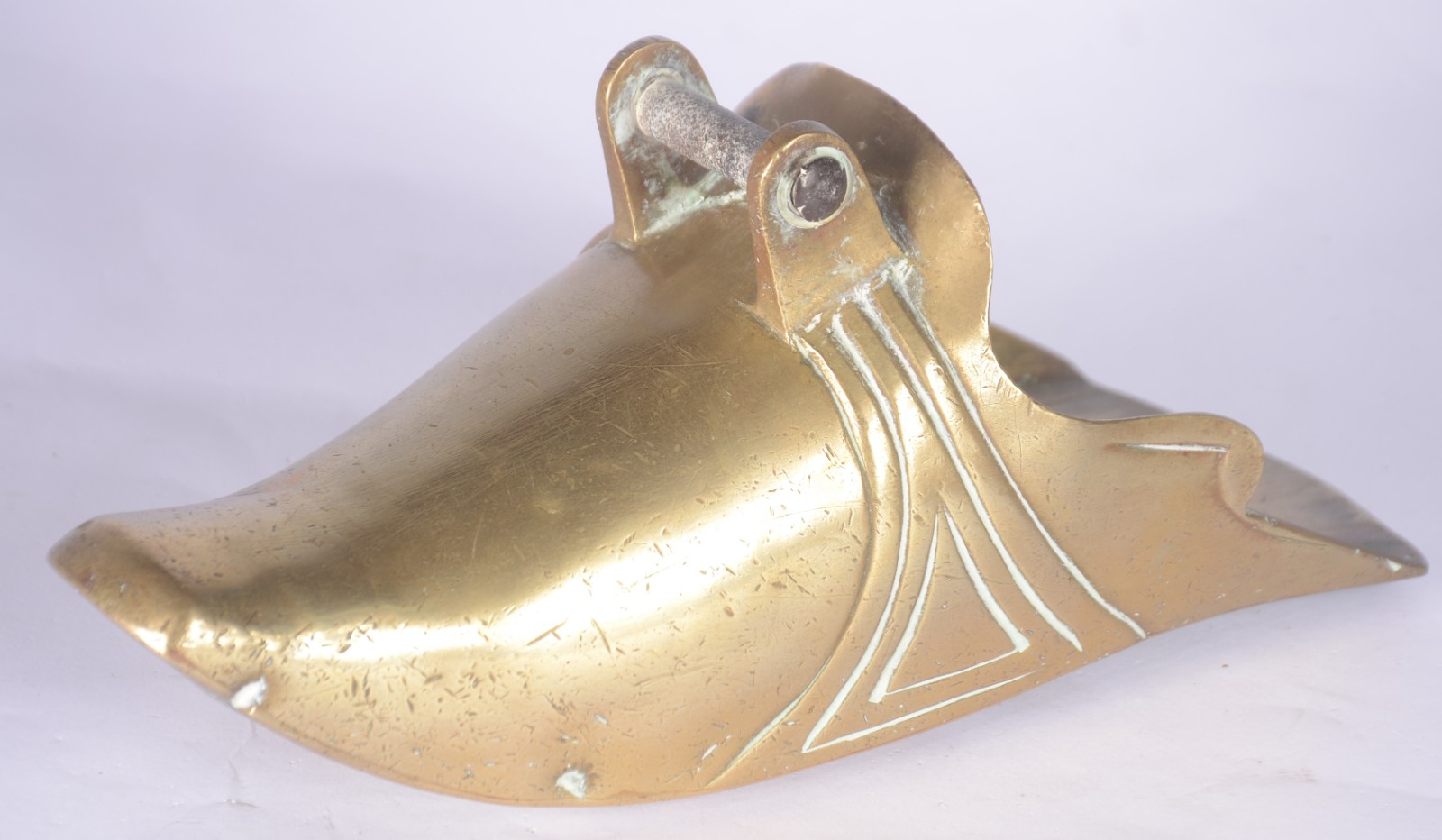 Duas peças, sendo: sapata de metal dourado e lanterna (desgastes). - foto 3 de 5