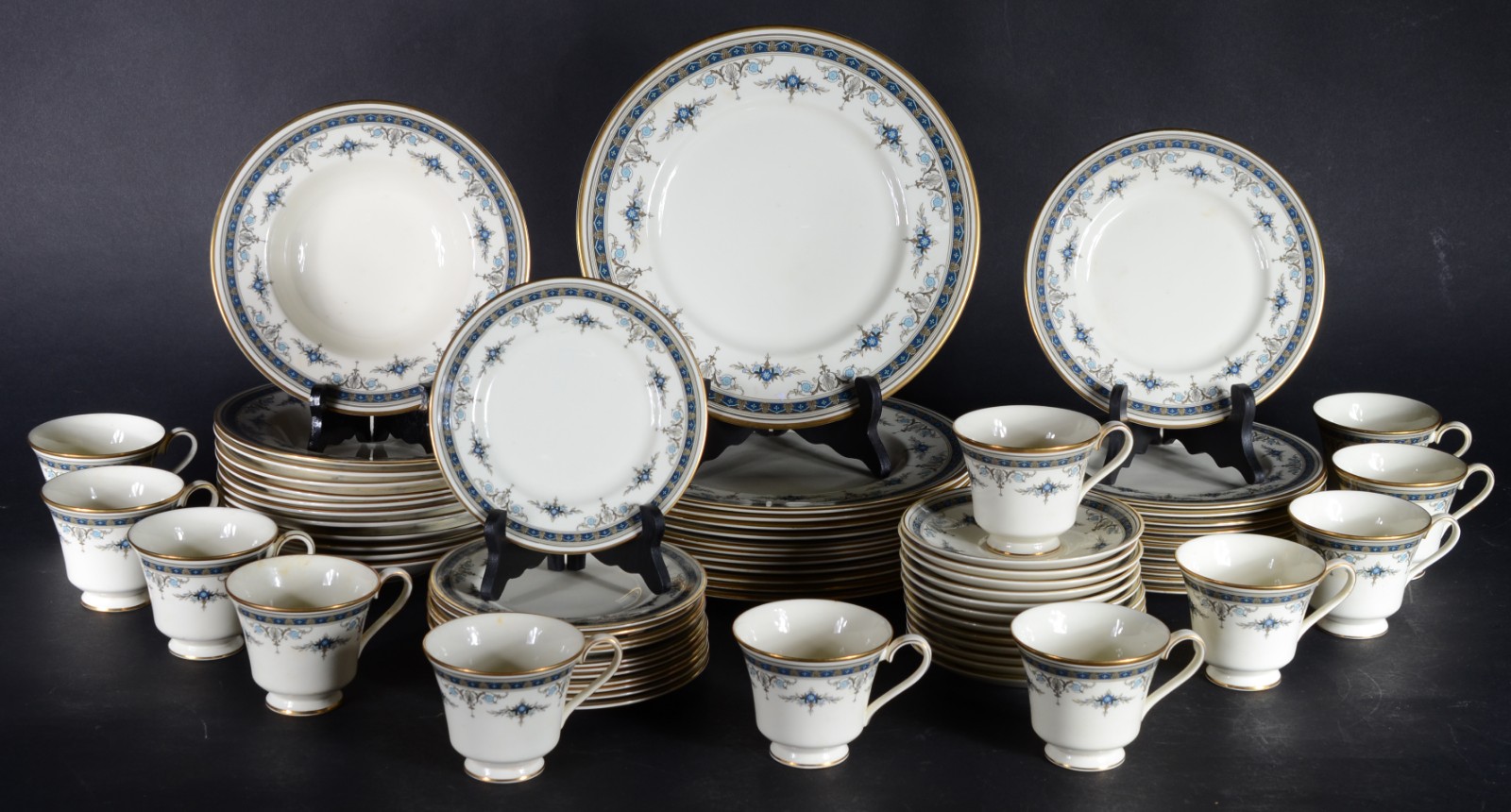Serviço de jantar e chá de porcelana inglesa "Minton", composto de 12... - foto 1 de 7