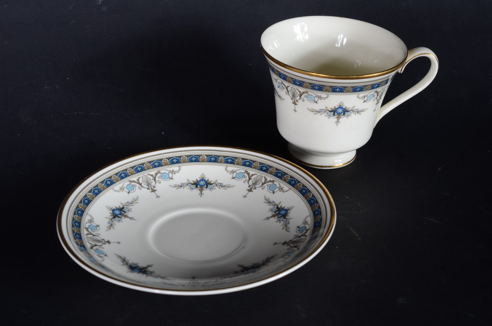 Serviço de jantar e chá de porcelana inglesa "Minton", composto de 12... - foto 5 de 7