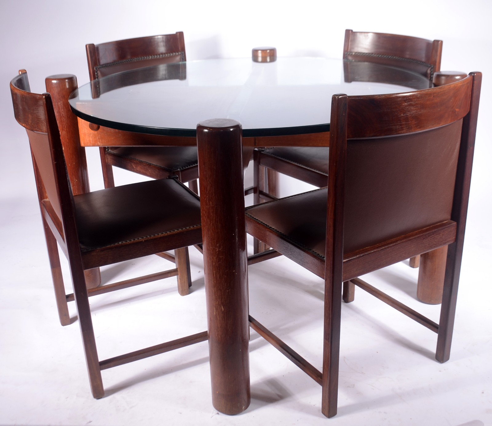 Mesa de jogo com base na forma de 4 colunas cilíndricas ligadas por... - foto 1 de 8