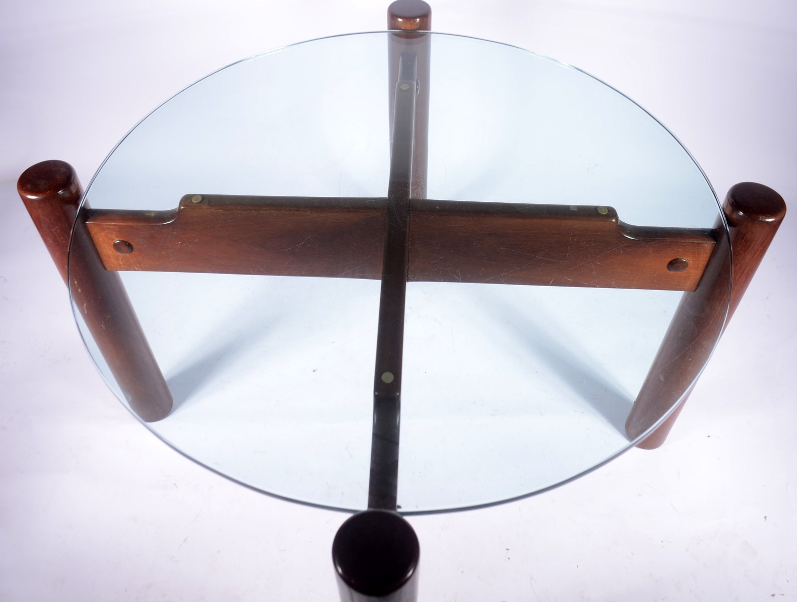 Mesa de jogo com base na forma de 4 colunas cilíndricas ligadas por... - foto 2 de 8