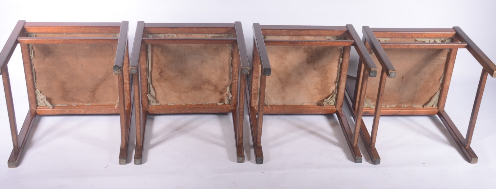 Mesa de jogo com base na forma de 4 colunas cilíndricas ligadas por... - foto 8 de 8