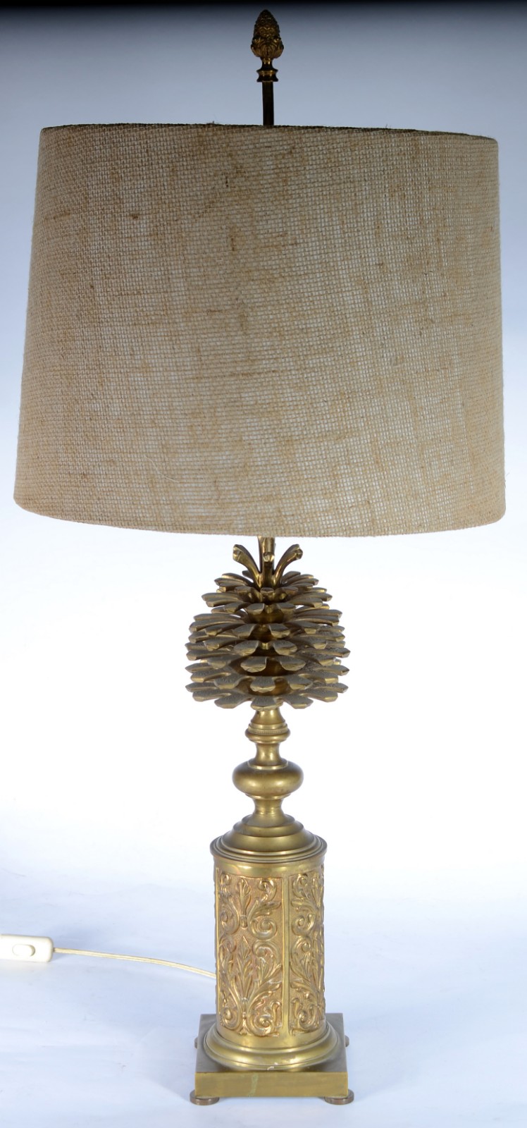 Elegante abatjour de bronze dourado com folhagens em relevo, cúpula... - foto 1 de 4
