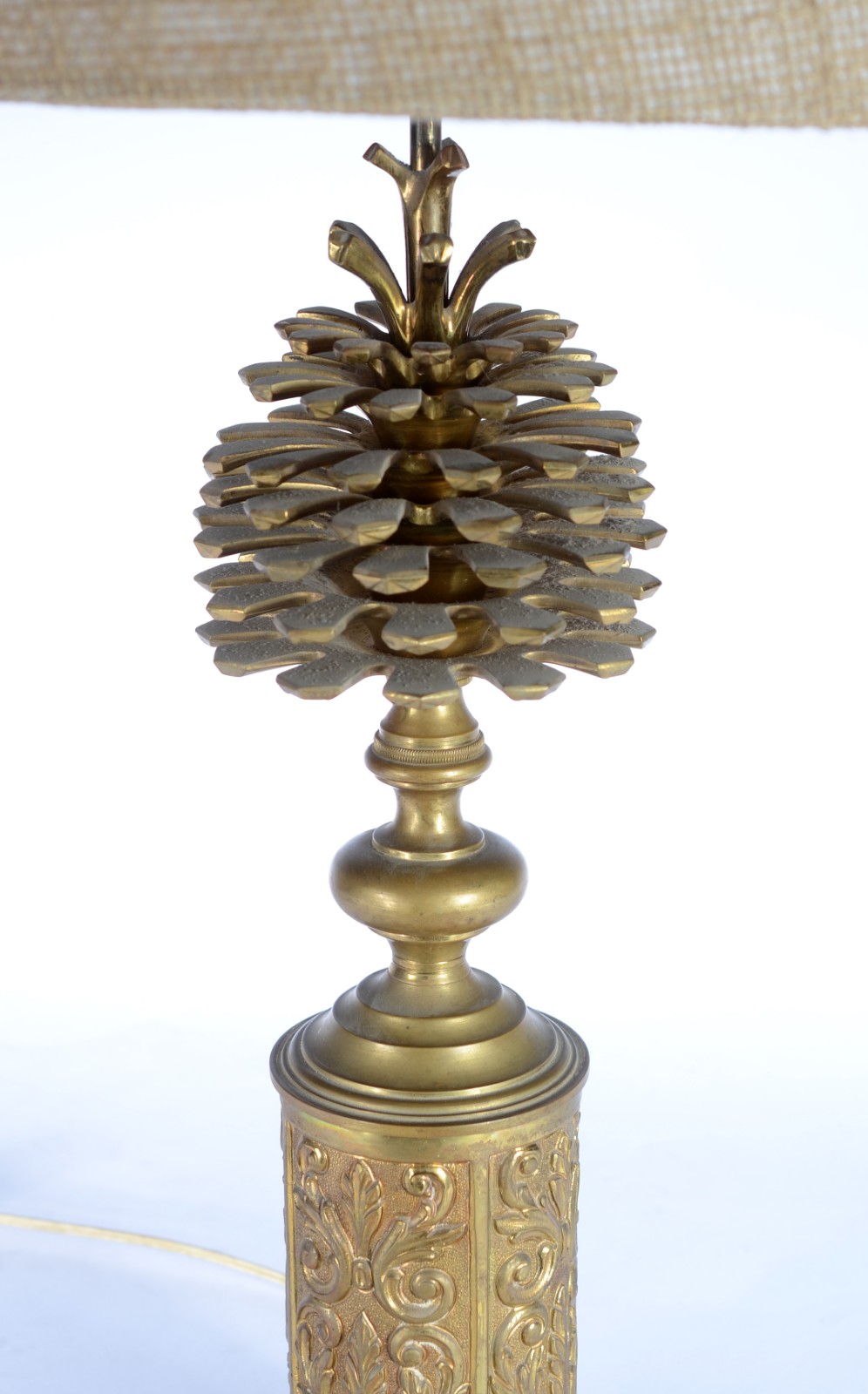 Elegante abatjour de bronze dourado com folhagens em relevo, cúpula... - foto 2 de 4